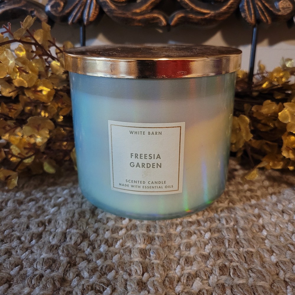 White Barn Gold and Cream Candle Bath & Body